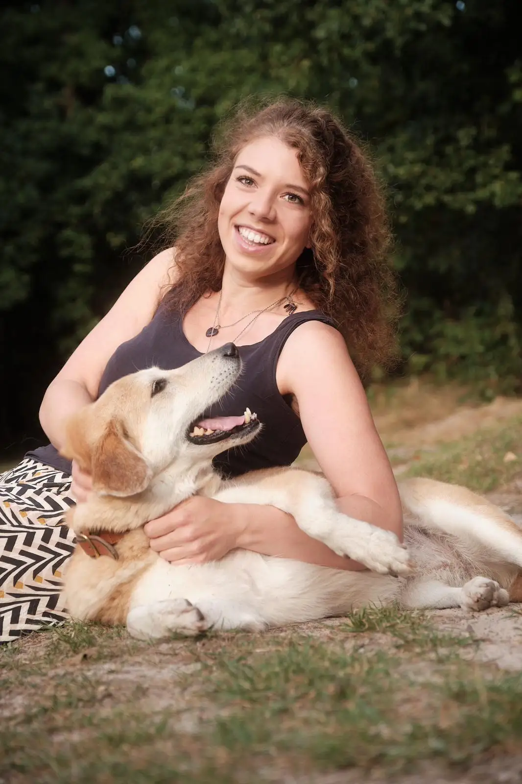 Daniela König mit ihrer Hündin Bruni in der Natur